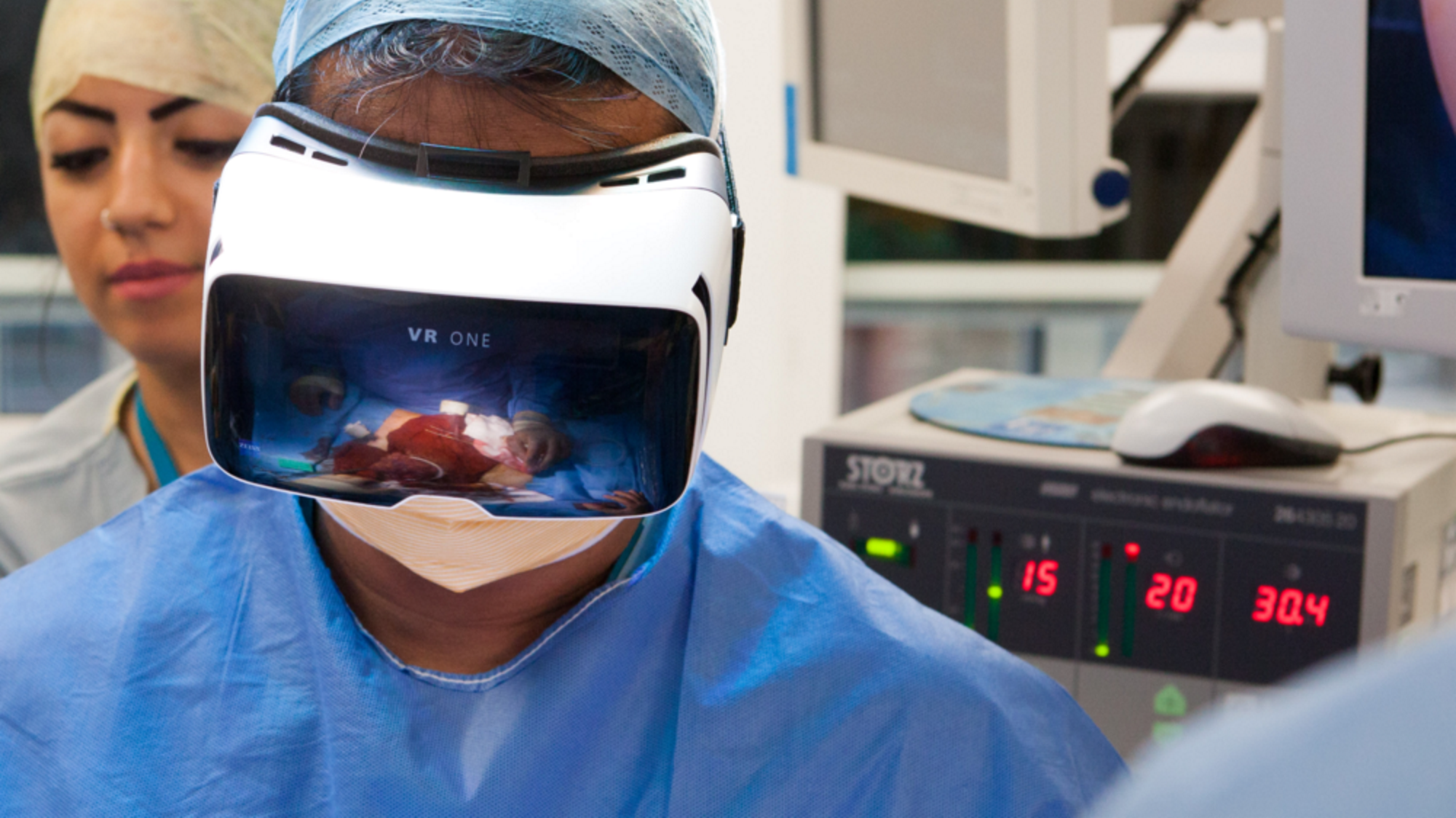 Когда лучше делать операцию в 2024. VR И ar технологии в медицине. Шлем виртуальной реальности в медицине. Очки дополненной реальности в медицине. Очки виртуальной реальности в хирургии.